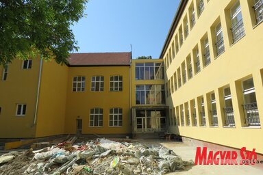 A nyár végéig befejeződik az iskolaépület felújítása (Csincsik Zsolt felvétele)