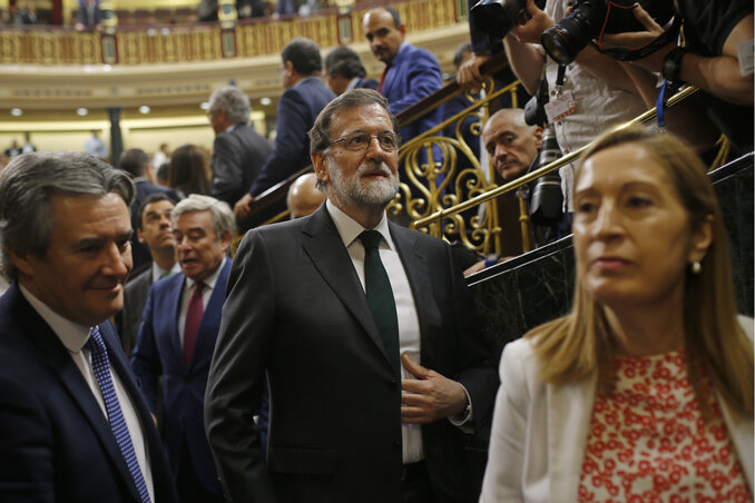 Mariano Rajoy elhagyja a spanyol parlamentet (Fotó: Beta)