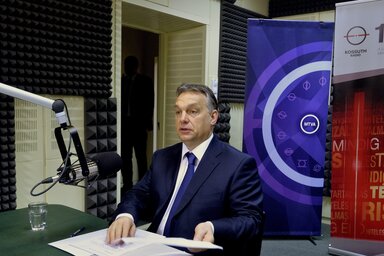 Orbán Viktor a Kossuth rádió stúdiójában (Fotó: MTI)