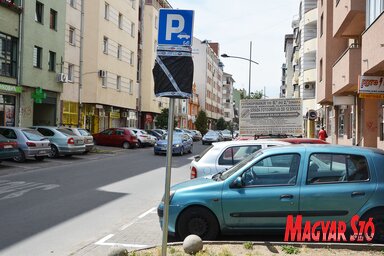 A Limán városrészben arra panaszkodnak, hogy a környező lakónegyedekben élők is most már náluk parkolnak (Fotó: Ótos András felvétele)