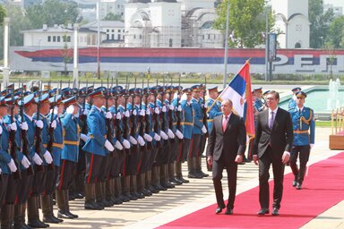 Radev és Vučić elvonul a tiszteletbeli gárda előtt (Fotó: Beta)