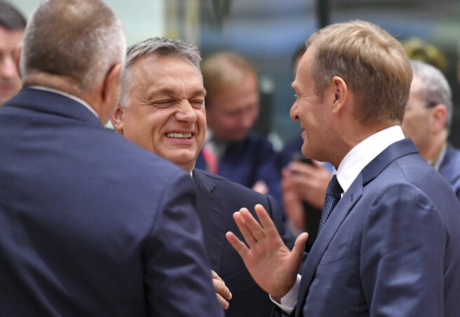 Donald Tusk, az Európai Tanács elnöke, Orbán Viktor magyar miniszterelnök és Bojko Boriszov bolgár miniszterelnök (Fotó: Beta/AP)