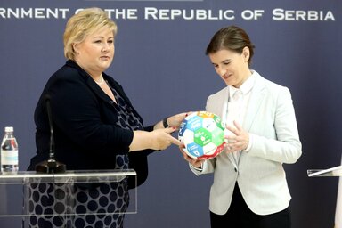 Erna Solberg az Ana Brnabićtyal tartott közös sajtótájékoztatón focilabdát ajándékozott a szerb kormányfőnek, amelyen a fenntartható fejlődés céljai vannak megfogalmazva (Fotó: Beta)