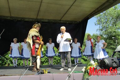 Mónus József íjászvilágbajnok a művelődési műsor vezetőjével beszélget (Sihelnik Ágnes felvétele)