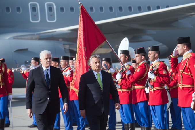 Duško Marković katonai tiszteletadással fogadta a magyar kormányfőt (fotó: MTI)