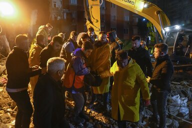 A mentőalakulatok munka közben (Fotó: AP/Beta)