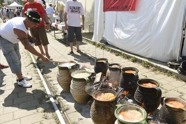 Sokác módra, cserépedényben készítik az ételt mohácsi hagyományőrzők a Magyar ízek utcájában(fotó: MTI)