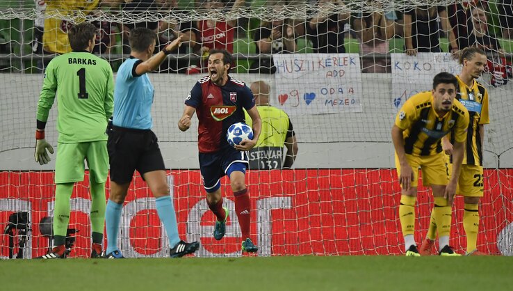 Danko Lazović (középen) a góljának örül (Fotó: MTI)