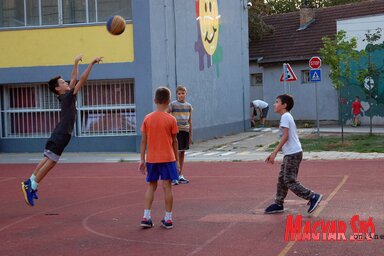 Az iskola még nem tárta ki kapuját, de a diákok a nyáron is mindennap labdáztak, versenyeztek egymással az iskola sportpályáin (Bozsoki Valéria felvétele)