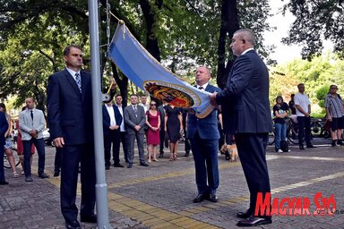 Ünnepélyes zászlófelvonás Bogdan Laban és Bunford Tivadar részvételével (Gergely Árpád felvétele)