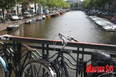 Amszterdamban a csatornahídból is biciklitartó válik (Gruik Zsuzsa felvétele)