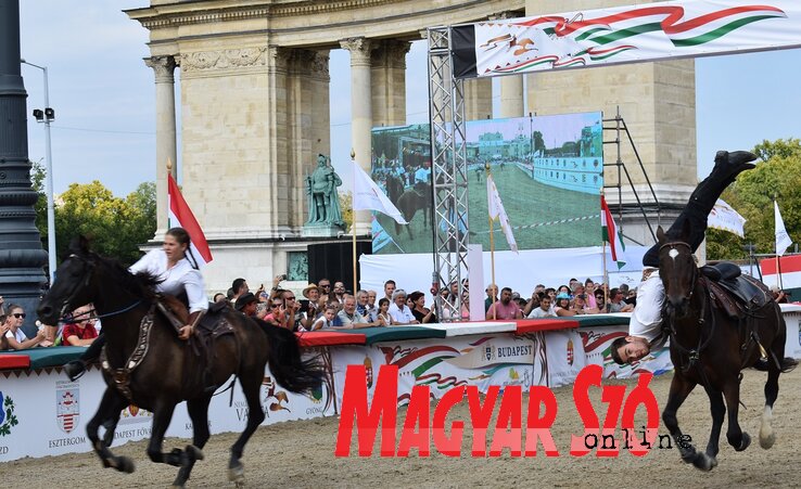 A Győri Ördöglovasok csapata kaszkadőrszámokkal szórakoztatta a közönséget (Fotó: Kiss Zoltán)