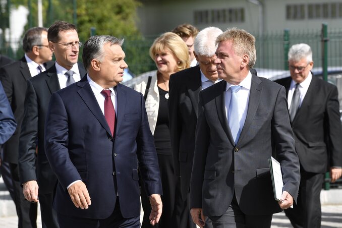 Orbán Viktor kormányfő (elöl, balra) a szolnoki avatóünnepségre érkezik (fotó: MTI)