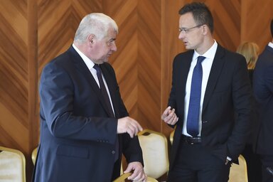 Szijjártó Péter (jobbról) Érsek Árpád szlovák közlekedésügyi miniszterrel beszélget (fotó: MTI)