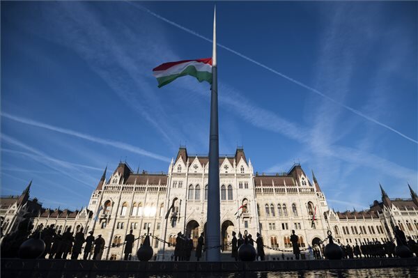 Katonai tiszteletadással felvonják, majd félárbócra eresztik Magyarország lobogóját az Országház előtti Kossuth téren az aradi vértanúk emléknapján (Fotó: MTI/Mónus Márton)