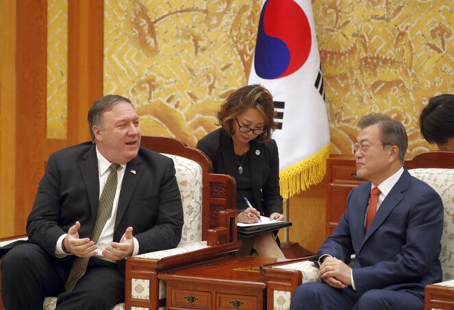 Pompeo beszámolt a találkozó eredményeiről Mun Dzse In dél-koreai elnöknek (fotó: Beta/AP)