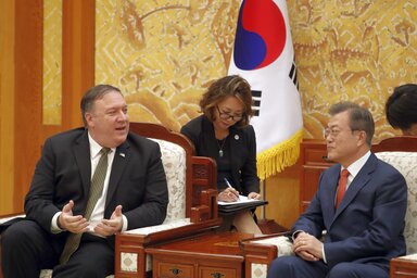 Pompeo beszámolt a találkozó eredményeiről Mun Dzse In dél-koreai elnöknek (fotó: Beta/AP)