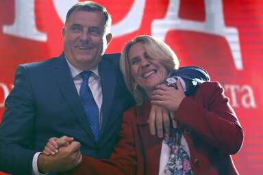 Milorad Dodik és Željka Cvijanović együtt ünnepli a választási sikert (fotó: AP/Beta)