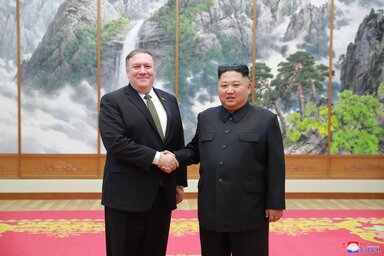 Mike Pompeo és Kim Dzsong Un a phenjani találkozón (fotó: AP/Beta)