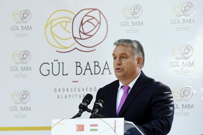 Orbán Viktor beszédét tartja (fotó: MTI)