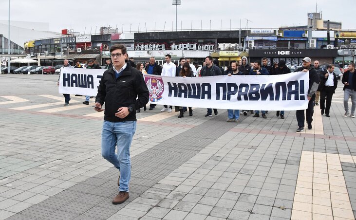 A Szerb Jobboldal mintegy ötvenfős csoportjának vasárnapi, újvidéki felvonulása (Fotó: Beta)