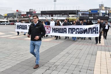 A Szerb Jobboldal mintegy ötvenfős csoportjának vasárnapi, újvidéki felvonulása (Fotó: Beta)