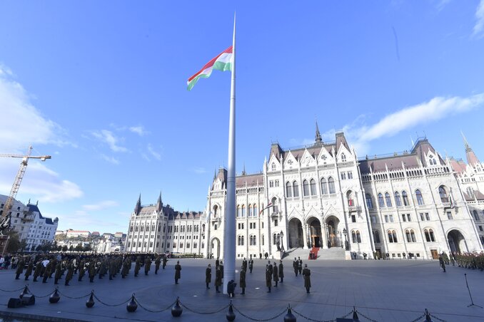 Ünnepélyes zászlófelvonás az Országház előtt (Fotó: MTI/Máthé Zoltán)