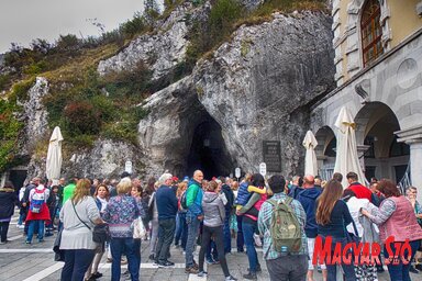 A Postojnai-cseppkőbarlang bejáratánál várakozó turisták (Fotó: Horváth Zsolt)