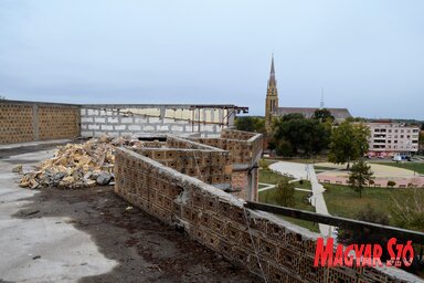 Az év végéig lebontják az egykori hotel felső szintjeit (Herceg Elizabetta felvétele)