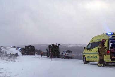 Nem kezdődött valami fényesen a hadgyakorlat; a Stuggusjøen-tó partján fekvő Tydal közelében a havas, jeges úton több csapatszállító jármű ütközött, és négy katona megsérült. A helyi elsősegélyesek vitték el őket (fotó: NTB scanpix via AP/Beta)