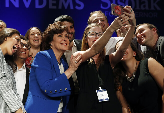 Jacky Rosen és ünneplő kampánystábja selfie-t készít a nevadai demokraták választást követő Las Vegas-i partiján ( fotó: AP/Beta)