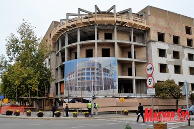 Lebontják az egykori hotel felső szintjeit, és új tetőszerkezet kerül az épületre (Herceg Elizabetta felvétele)