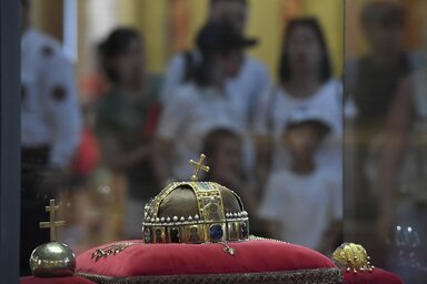 A Szent Korona az országalmával és a jogarral (fotó: MTI)
