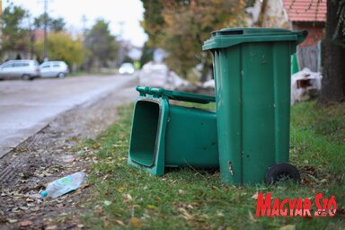 Külön csapat foglalkozik a lakossági szemét elszállításával (Lakatos János felvétele)