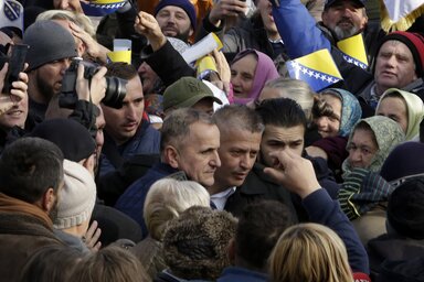 Naser Orić (középütt) elhagyja a szarajevói bíróságot (fotó: AP/Beta)