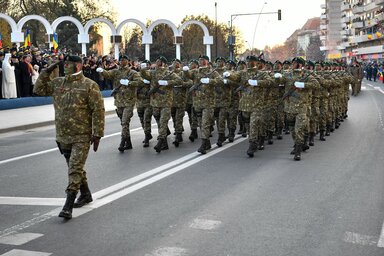 A gyulafehérvári katonai parádén csaknem 1800 katona vonult fel (fotó: MTI–Czeglédi Zsolt)