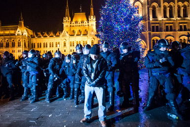 Rendőrök kiszorítják az ellenzéki pártok kezdeményezésére a munka törvénykönyvének módosítása ellen indult tüntetés résztvevőit a Parlament előtti Kossuth téren (Fotó: MTI/Balogh Zoltán)