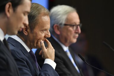 Az uniós elnöklő Ausztria képviselőjeként Sebastian Kurz kancellár, Donald Tusk, az ET elnöke és Jean-Claude Juncker, EB/elnök a csúcsértekezletet záró sajtókonferencián (fotó: AP/Beta)