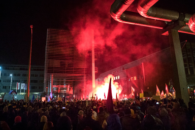 Az önkéntes túlmunka idő bővítéséről szóló törvény ellen demonstrálók az MTVA Kunigunda utcai székházánál (Fotó: MTI/Mohai Balázs)