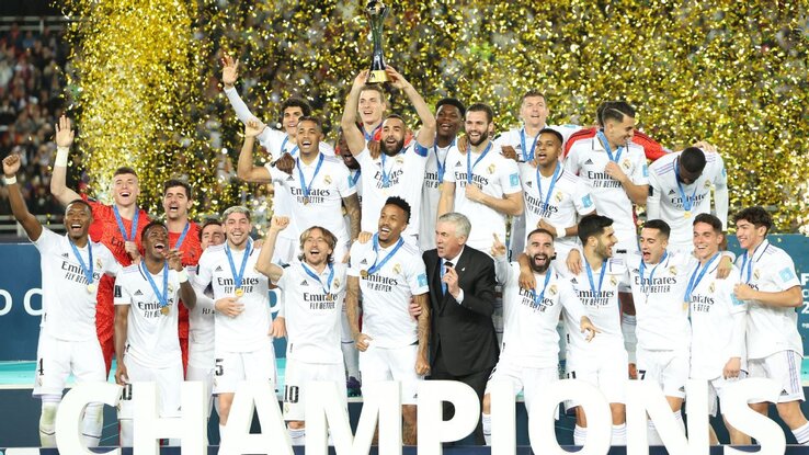 A Real Madrid a trófeával (Fotó: Getty Images)