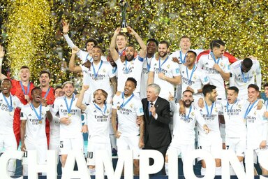 A Real Madrid a trófeával (Fotó: Getty Images)