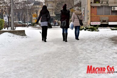 A járdák a város központjában sok helyen havasak és jegesek (Fotó: Gergely Árpád)