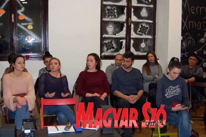 A Restart Novi Sad Egyesület egyik ismeretterjesztő előadására az OPENS Ifjúsági Klubban azok a fiatalok voltak kíváncsiak, akik kortárs drogfüggőknek szeretnének segítséget nyújtani (Bozsoki Valéria  felvétele)