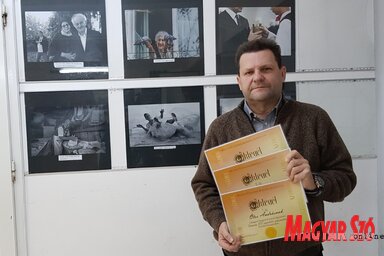 Ótos András, a díjnyertes Ivana Španović távolugróról készített fotó előtt
