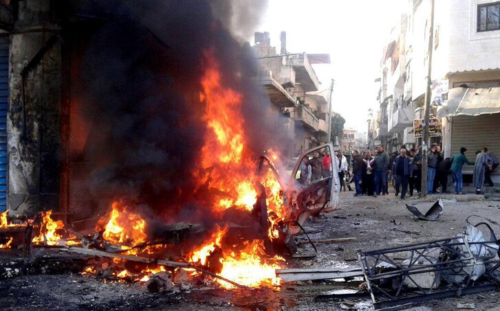 Előző nap autóbomba robbant a már nyugodtnak számító északnyugati Latákia központjában. A távirányítással működésbe hozott pokolgép egy életet oltott ki, tizennégyen megsérültek – közölte az állami tévé (fotó: Hszinhua/Beta)