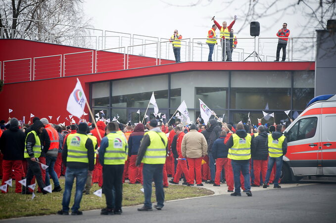 Csütörtök reggel óta áll a termelés a győri Audiban (fotó: MTI)