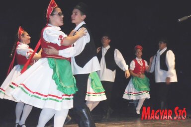 Ezt a magyar viseletet kedveli a legjobban a tánccsoport (Fotó: Stanyó Tóth Gizella)