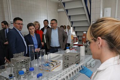 Ana Brnabić, Branislav Nedimović, Jadranka Joksimović és Sem Fabrizi a laboratórium látogatása során (Fotó: Beta)