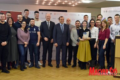 Dr. Zoran Milošević a verseny győztesei, szervezői, védnökei társaságában az újvidéki verseny zárórendezvényén