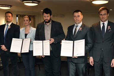 Keresztes László Lóránt, és Demeter Márta, az LMP társelnökei, Puzsér Róbert főpolgármester-jelölt, Sneider Tamás, a Jobbik elnöke és Gyöngyösi Márton, a Jobbik elnökhelyettese (b-j) (Fotó: MTI)